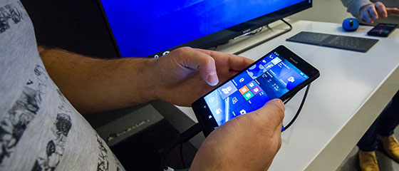 Lumia-950-XL-in-handen